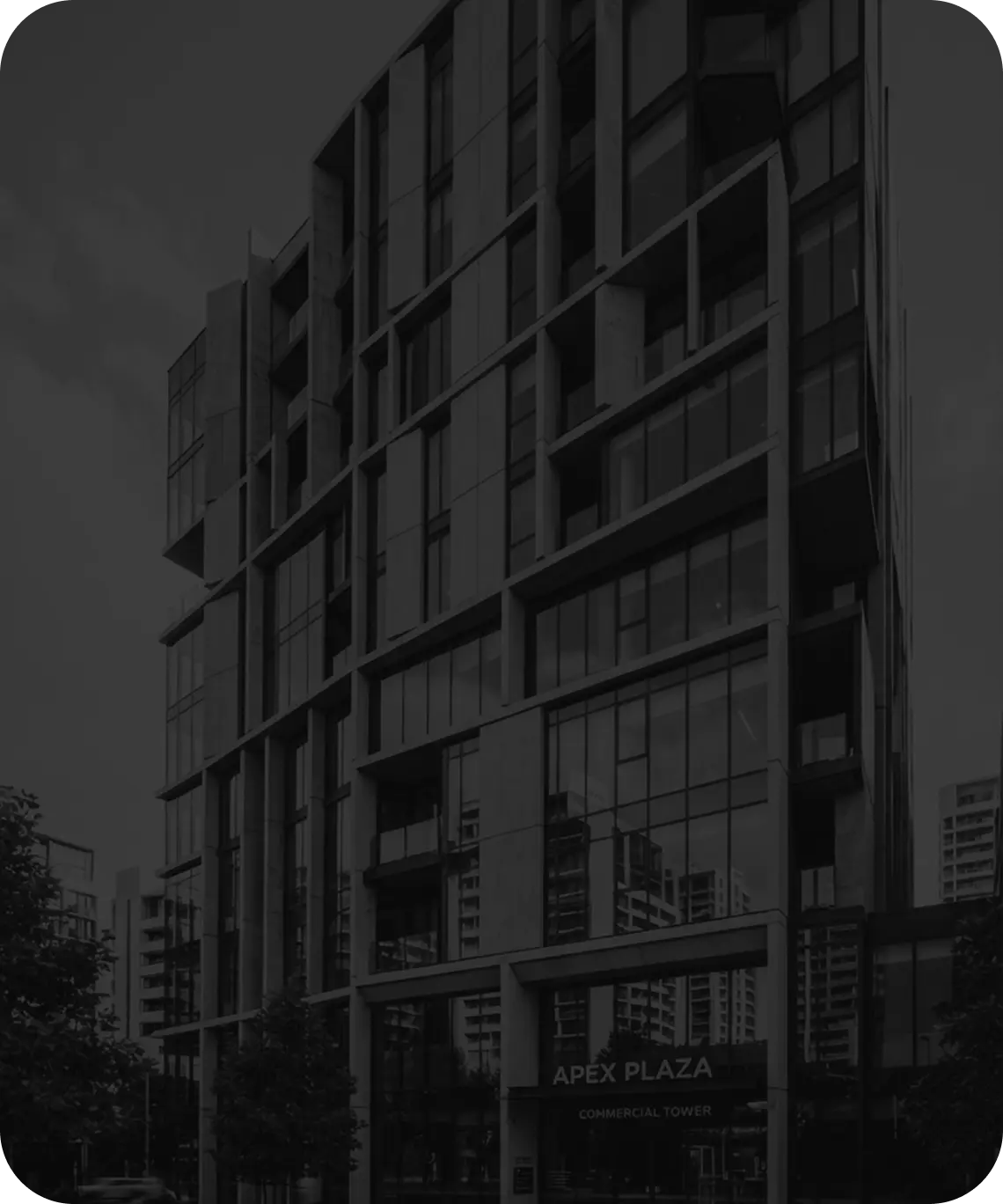 Fachada de un edificio comercial vista desde la calle.